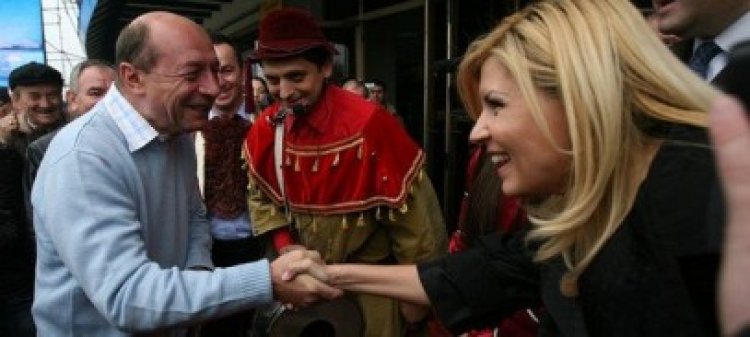 Traian Băsescu a ieşit la plimbare în Covasna, alături de soţie, primarul Falcă şi Elena Udrea